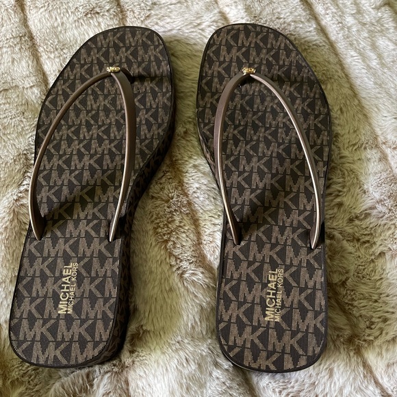 Michael Kors Flip-Flops Size 9 - Picture 1 of 2